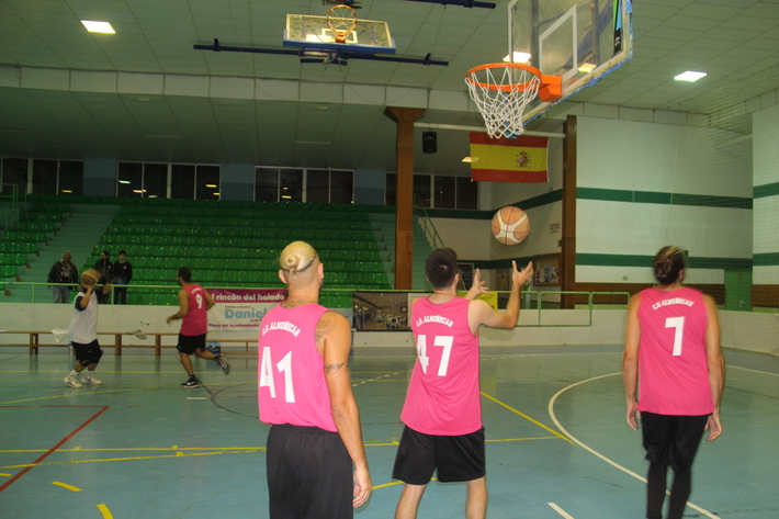 Una decena de equipos participan este sábado en el Torneo Basket 3X3 Almuñécar